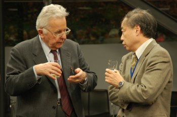 Nicola Cabibbo con Makoto Kobayashi nel 2008.