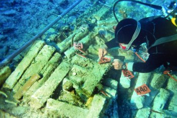 sommozzatore etichetta alcuni dei lingotti di piombo