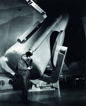 Edwin Hubble osserva il cielo